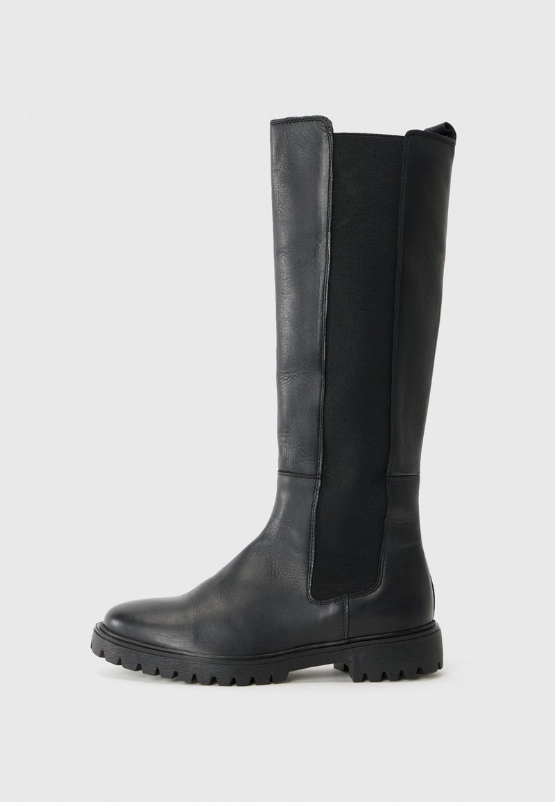 Bottes hautes en cuir noir avec un devant texturé, des panneaux latéraux élastiques et des semelles robustes, sur un fond blanc uni.