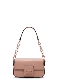 Różowa torebka na ramię ze skóry o prostokątnym kształcie, zamknięciem na magnetyczną klapę i paskiem z łańcuszka z owalnymi ogniwami. Gładka faktura i minimalistyczne okucia.