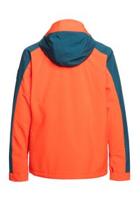 Veste imperméable avec un corps orange vif et des manches bleu-vert. Équipée d'une capuche, d'une texture lisse et de poignets élastiques.