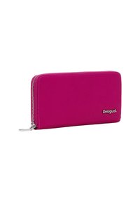 Portafoglio fucsia con zip realizzato in materiale sintetico, caratterizzato da un logo argentato e una texture liscia. Forma rettangolare con bordi cuciti.