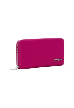 Portafoglio fucsia con zip realizzato in materiale sintetico, caratterizzato da un logo argentato e una texture liscia. Forma rettangolare con bordi cuciti.