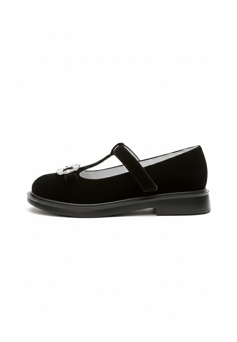 Zapatos Mary Jane de ante negro con punta redonda, tira en T y hebilla ajustable. Presentan un adorno decorativo de gema en la parte delantera y un tacón bajo.