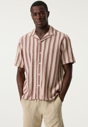 Kurzärmliges Hemd zum Knöpfen in Creme mit weinroten vertikalen Streifen; strukturierter Stoff, spitzer Kragen und lockere Passform.