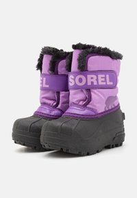 Purpura ziemas zābaki ar ūdensizturīgu augšdaļu, mīkstu pelēku vilnu iekšpusē un strukturētu melnu gumijas zoli labākai saķerei. Iekļauta izteikta siksna.