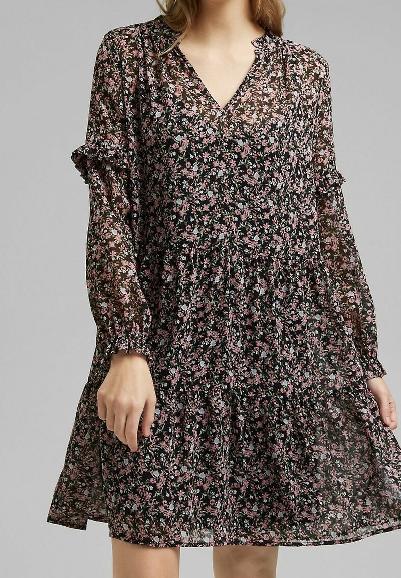 Vestido largo negro de flores con mangas largas y escote en V, decorado con flores rosas y azules, puños con volantes y un diseño de falda en capas. Tejido semitransparente.