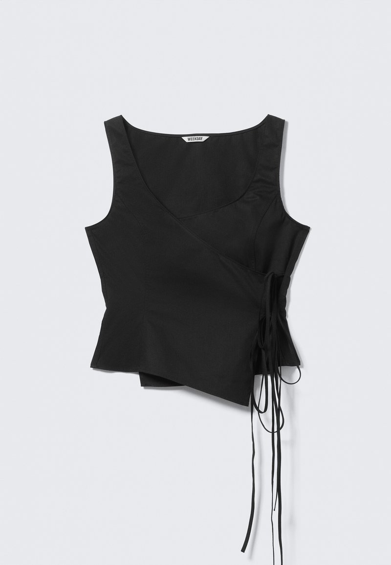 Haut noir sans manches avec un design portefeuille, fabriqué en tissu lisse, présentant des liens sur les côtés et une forme structurée. L'étiquette indique "WEEKDAY".