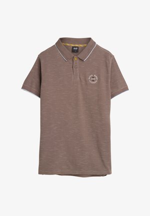 Bruine polo met een textuurstof, voorzien van een contrasterende kraag en een logopatch op de borst. Twee-knopen sluiting en korte mouwen.