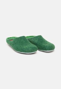 Pantofole in feltro verde con un'esterno liscio, senza tacco, punta arrotondata e suola grigia a contrasto. Nessuna hardware o motivi visibili.