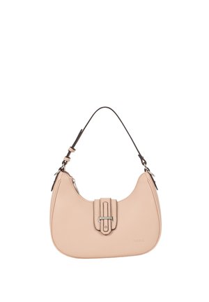 Sac à épaule en cuir beige avec forme incurvée, bandoulière noire réglable et détail de boucle à l'avant, posé sur un fond blanc.