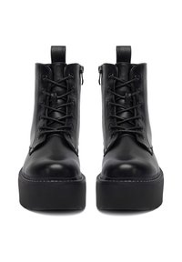 Czarne skórzane botki za kostkę z platformą, sznurowane z przodu i z suwakiem z boku. Charakteryzują się gładką fakturą i kontrastującymi detalami w postaci ściegów.