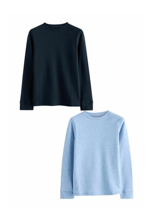 Deux chemises à manches longues : une en tissu côtelé bleu marine foncé, l'autre en tricot doux bleu clair. Les deux présentent des encolures classiques à col rond et des manches à poignets.