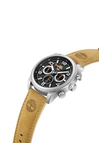 Orologio cronografo con quadrante nero, cassa in acciaio inox color argento e cinturino in pelle marrone con logo e dettagli di cucitura.