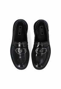 Zwarte patenten leren schoenen met een ronde neus, decoratieve studs op de bovenkant en een glanzende metalen gespaccent op de band.