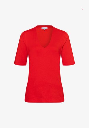 Rotes, kurzärmeliges, tailliertes Damenoberteil mit V-Ausschnitt vor weißem Hintergrund, Größe 36, Etikett "MORE & MORE" innen am Kragen sichtbar.