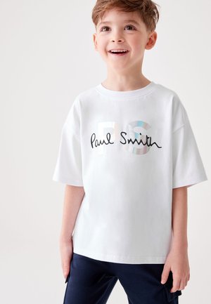 Balta medvilninė marškinėliai su trumpomis rankovėmis, turintys juodą užrašą "Paul Smith" ir spalvingą grafiką "PS". Sklandus paviršius, standartinė forma.