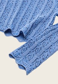 Maglione azzurro chiaro lavorato a maglia con un motivo in pizzo, bordi a onda e polsini a coste. Realizzato in filato morbido con una finitura testurizzata.