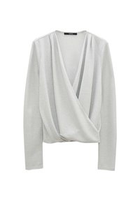 Světle šedý zavinovací top z měkké, strukturované tkaniny. Má dlouhé rukávy a skládací design, který vytváří drapérii na přední straně.