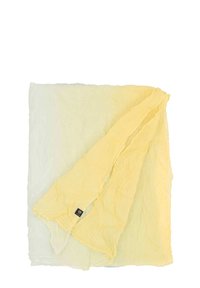 Sciarpa leggera e stropicciata in sfumature degradanti di giallo pallido e bianco; presenta una leggera texture e una piccola etichetta nera.
