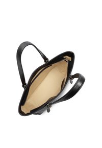 Borsa a mano in pelle nera con superficie texturizzata, due manici e un ampio interno in tessuto beige. Presenta una tasca con zip e un design classico.