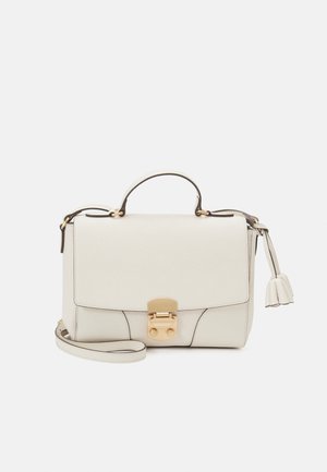 Sac à main compact en cuir blanc cassé avec poignée supérieure, bandoulière réglable, fermoir doré et pampilles en cuir décoratives sur le côté.