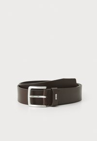 Ceinture en cuir marron avec une boucle rectangulaire en métal argenté, présentant une texture lisse et un logo en relief. Design classique pour un usage décontracté ou formel.
