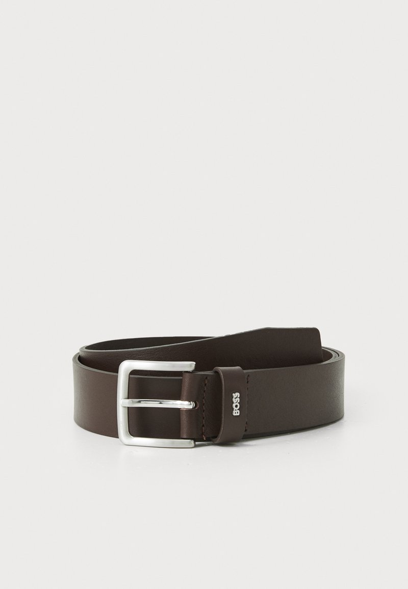 Ceinture en cuir marron avec une boucle rectangulaire en métal argenté, présentant une texture lisse et un logo en relief. Design classique pour un usage décontracté ou formel.