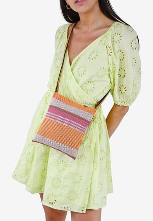 Bolso bandolera tejido en rayas naranja, rosa y blanco. Presenta una superficie texturada y una delgada correa ajustable para un fácil transporte.