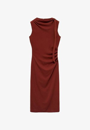 Robe sans manches rouge avec un design drapé, fronces latérales et une accentuation par un nœud à l'épaule. Fabriquée en tissu lisse et extensible.