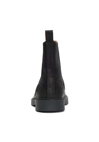 Černé semišové kotníkové boty s hladkým povrchem, elastickými bočními panely a poutkem. Plná gumová podrážka s jemnou texturou a detailním prošíváním.