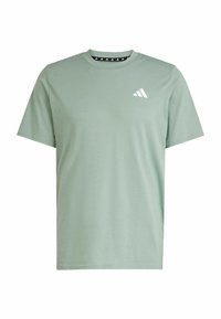 Ljust grönt t-shirt med kort ärm, tillverkat av mjukt tyg, med en vit logotyp på bröstet och ett kontrasterande svart mönster vid halsringningen.