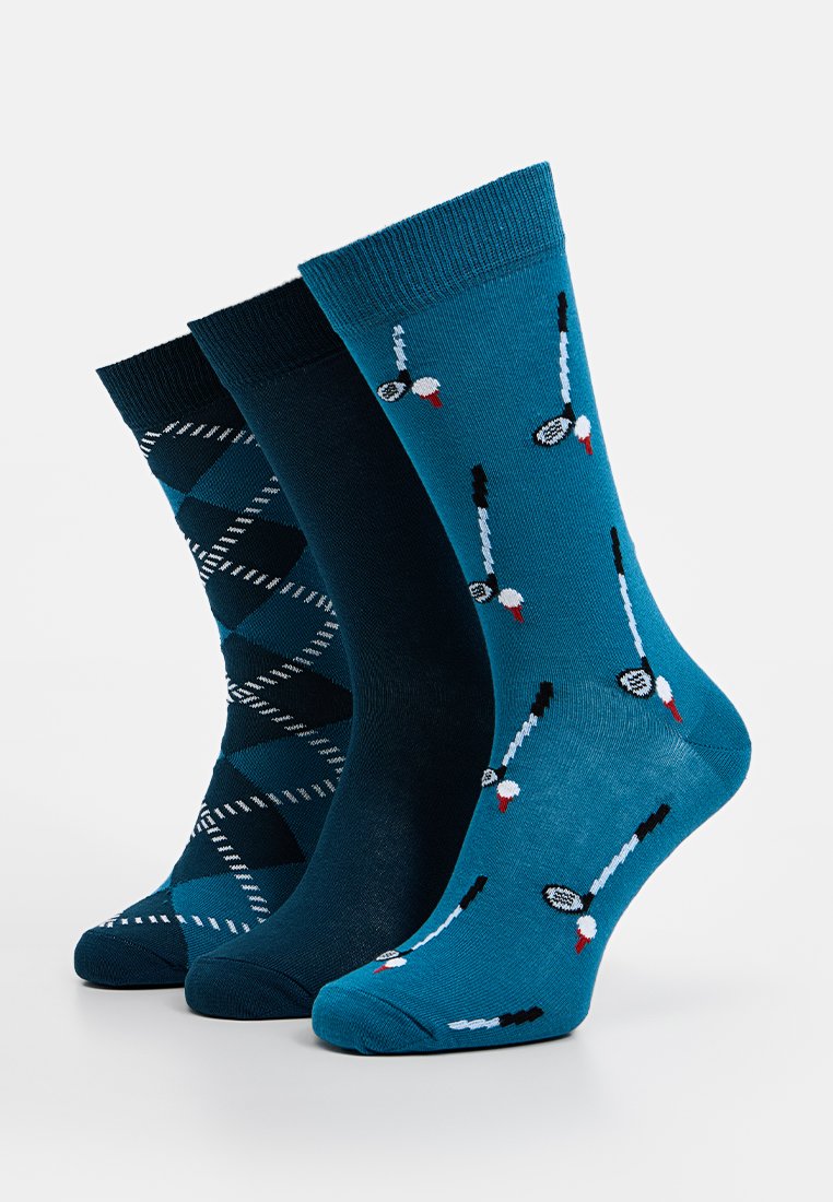 Drei Paar Socken: dunkelblau mit einem Rautenmuster, einfarbig dunkelblau und teal mit einem verspielten Tischtennisdesign in Schwarz und Rot.