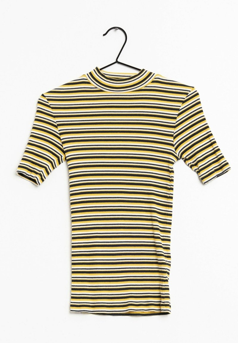 Chemise à manches courtes côtelée avec des rayures horizontales noires, blanches et jaunes accrochée à un cintre noir sur un fond blanc.