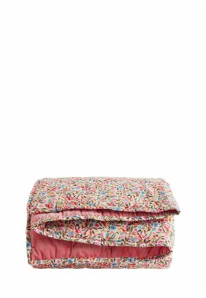 Trapunta piegata con motivo floreale, fodera rosa, con piccoli fiori multicolore e foglie verdi su sfondo chiaro.