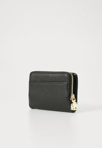 Portafoglio in pelle nera con finitura texturizzata, chiusura con zip e dettagli in oro. Presenta uno slot per carte sul davanti e una forma rettangolare compatta.