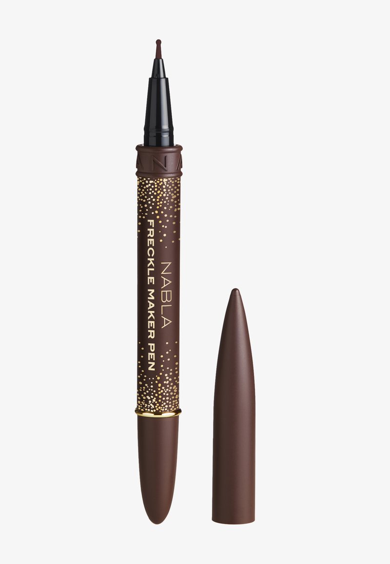 Stylo pour taches de rousseur marron avec une pointe fine et un capuchon marron assorti, décoré de points dorés et de texte sur le corps.