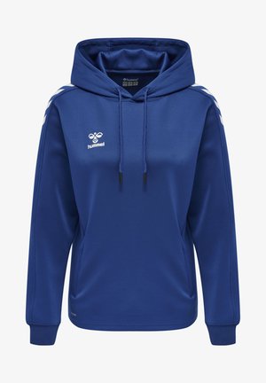 Blå huvtröja i lättviktsmaterial. Har vita chevronränder på axlarna och en framåtriktad känguruficka.