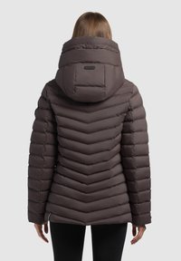 Braune, gepolsterte Jacke mit Chevron-Design, verstellbarer Kapuze und glatter Textur. Die Rückansicht hebt die Nähte und ein minimalistisches Logodetail hervor.