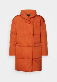 Vadderad trenchcoat i orange, med sjalkrage, långa ärmar och sidofickor. Slät, vattenavvisande tyg med kviltade detaljer.