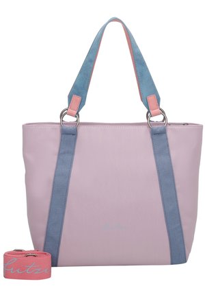 Lawendowa torba na ramię z niebieskimi materiałowymi uchwytami i różowymi skórzanymi akcentami, wyposażona w odpinany różowy pasek z kursywnym napisem.