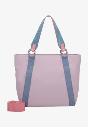 Lawendowa torba na ramię z niebieskimi materiałowymi uchwytami i różowymi skórzanymi akcentami, wyposażona w odpinany różowy pasek z kursywnym napisem.