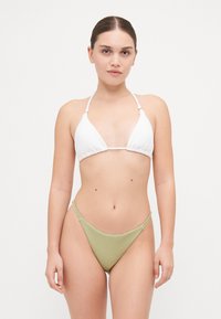 Bílý bikinový top s trojúhelníkovými košíčky a tenkými ramínky; olivově zelené žebrované bikinové dno s vysokými vykrojeními na nohách.