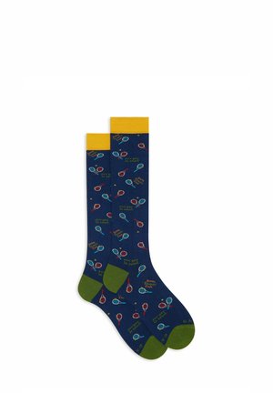 Calzini blu marino con accenti gialli e verdi, caratterizzati da un tema tennistico con racchette e palline, realizzati in un materiale morbido e elasticizzato.