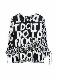 Blusa bianca e nera con testo audace e ripetuto. Presenta una vestibilità ampia, maniche lunghe con dettagli arricciati e lacci regolabili ai polsini.