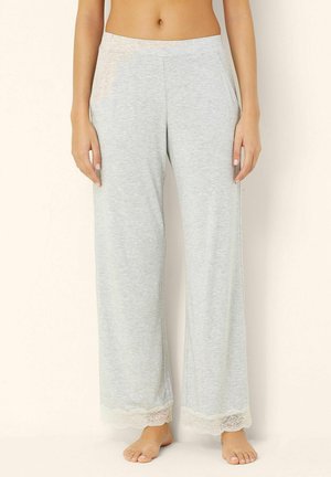 Lichtgrijze wijde pyjamabroek van zacht materiaal, met kant aan de zoom en zijzakken voor extra comfort en stijl.