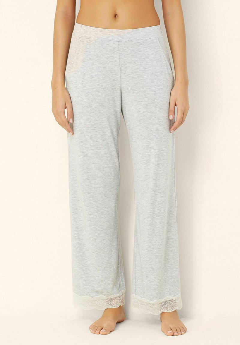 Pantalones de pijama de pierna ancha en gris claro, confeccionados en una tela suave, con un borde de encaje en el dobladillo y bolsillos laterales para mayor comodidad y estilo.
