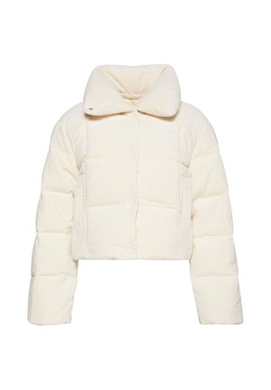 Cropped pufferjack in crèmewit ribstof, met een grote kraag, drukknoopsluitingen en een subtiel logo aan de linkerkant.