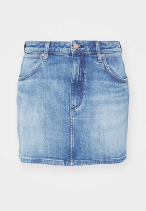 Lys blå denimskjørt med fem lommer, knappelukking og rett snitt med rå kant. Klassiske sømdetaljer.