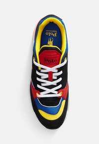Svarta sneakers med blandade material, med röda, gula och blå accenter. Vita snören och texturerade sula. Inkluderar "Polo Ralph Lauren"-logotyp.