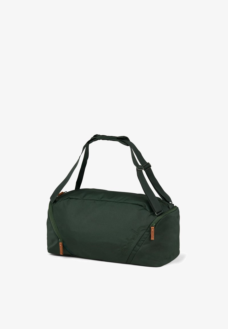 Grüne Reisetasche aus robustem Stoff, mit einer Reißverschlusstasche, zwei Griffen und einem verstellbaren Schultergurt. Glatte Textur.