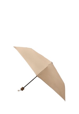 Beżowy, kompaktowy składany parasol z czarnym trzonkiem i brązową rączką, całkowicie otwarty na białym tle.